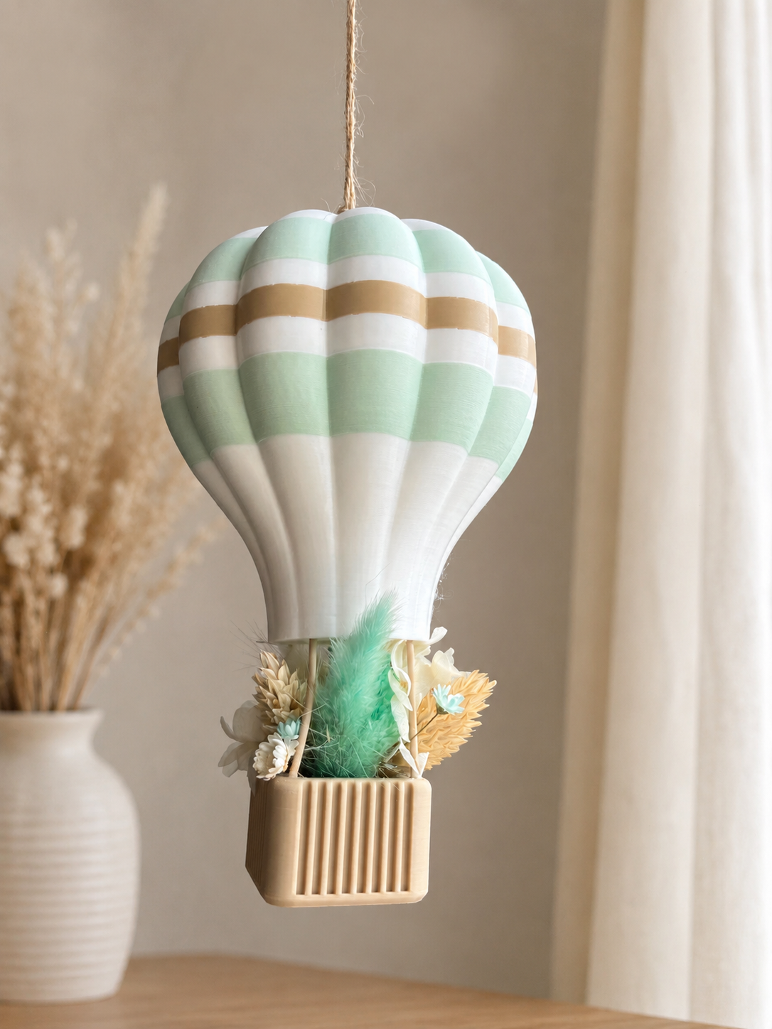 Boho Heißluftballon aus dem 3D-Druck mit Trockenblumen und Juteband