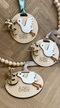 Personalisierter Holz-Storch zur Geburt mit Trockenblumen