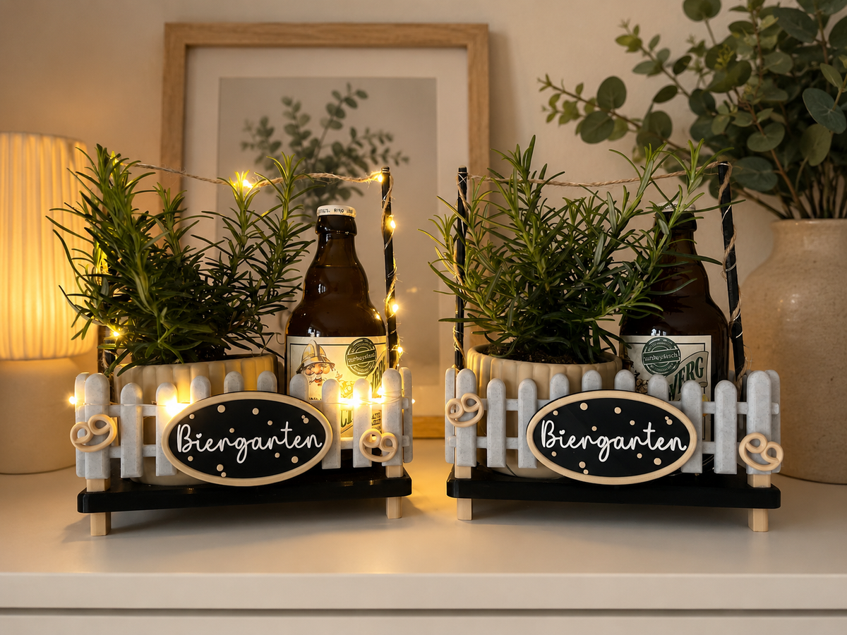 Mini Biergarten aus dem 3D-Druck mit Kräutertopf und Schild „Biergarten“