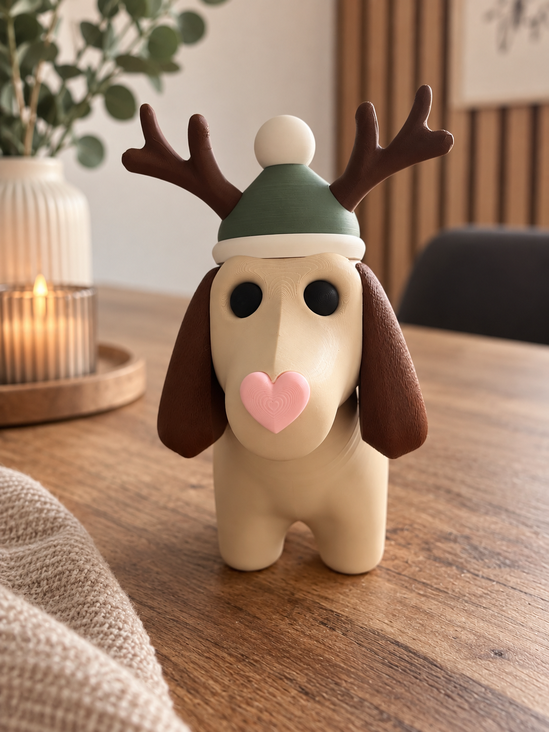 Dackel Pepe mit Wintermütze als Weihnachtsdeko