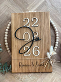 Personalisiertes Hochzeitsschild aus Holz mit Namen und Hochzeitsdatum, dekoriert mit Trockenblumen