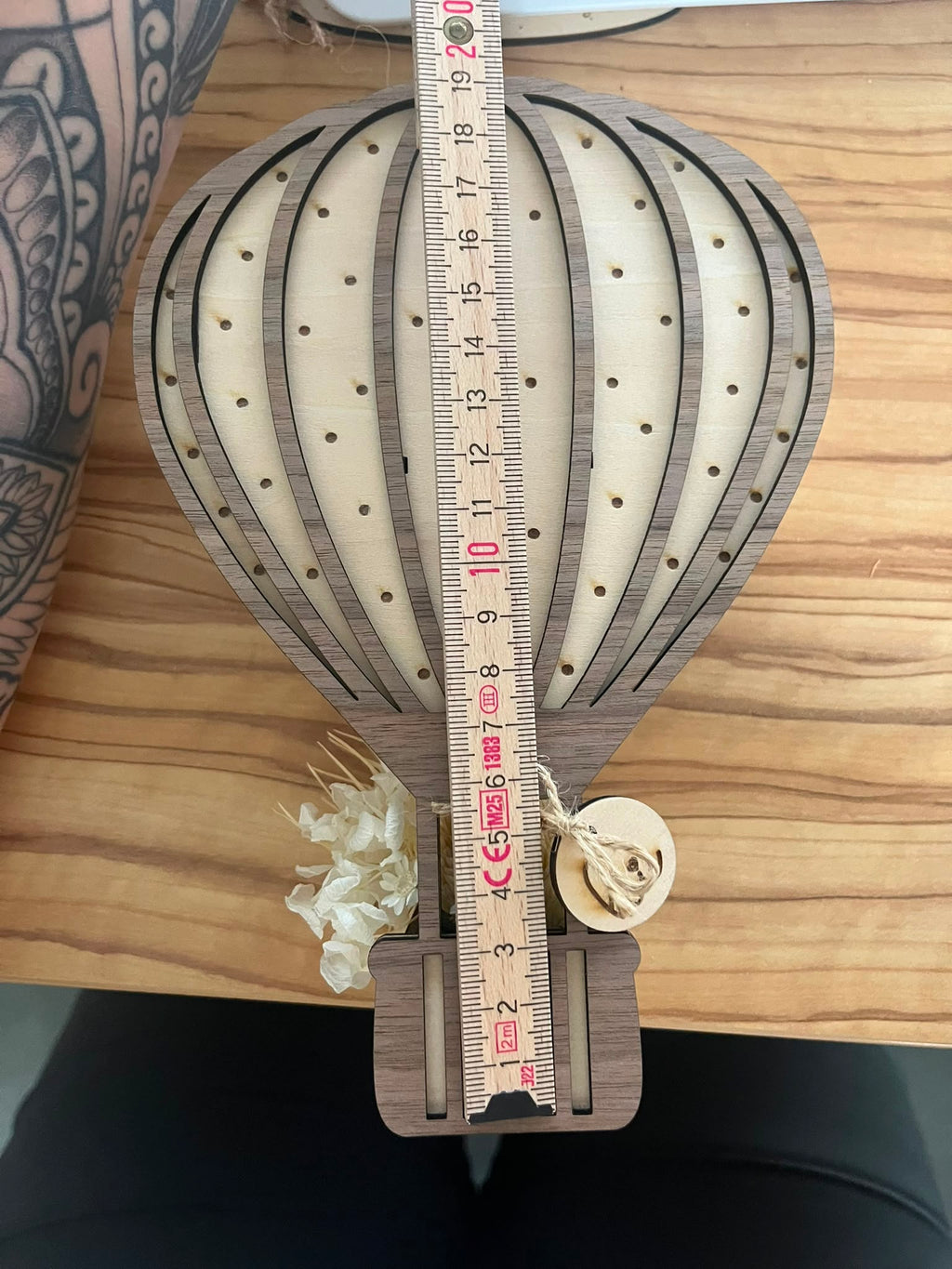 Heißluftballon aus Holz mit Trockenblumen – Ansicht 7