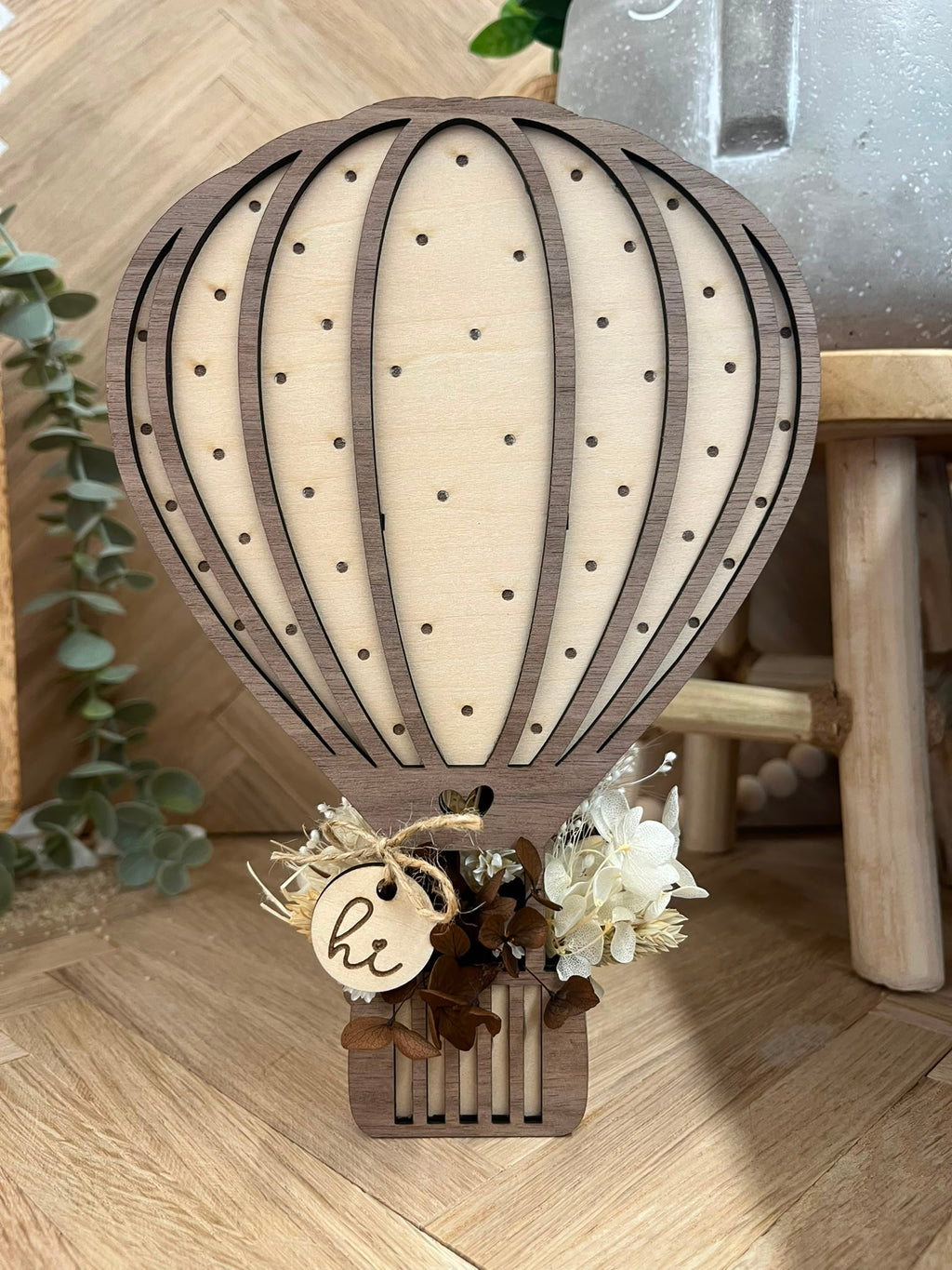 Heißluftballon aus Holz mit Trockenblumen als Geldgeschenk