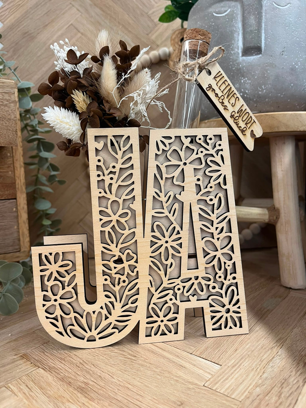 Geldgeschenk zur Hochzeit: Holzaufsteller „JA“ mit Reagenzglas und Trockenblumen