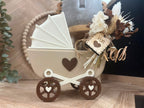 Kinderwagen aus dem 3D-Druck mit Trockenblumen als Geschenk zur Geburt