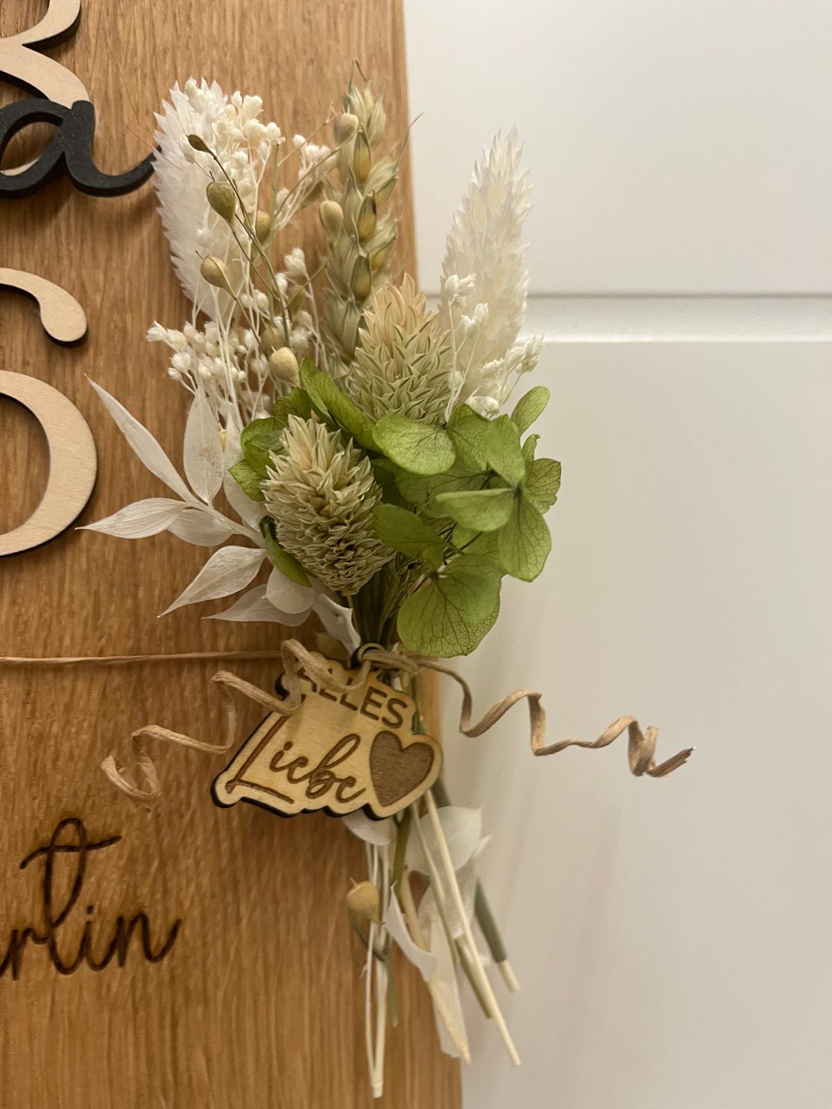 Personalisiertes Hochzeitsschild aus Holz mit Trockenblumen – Ansicht 3