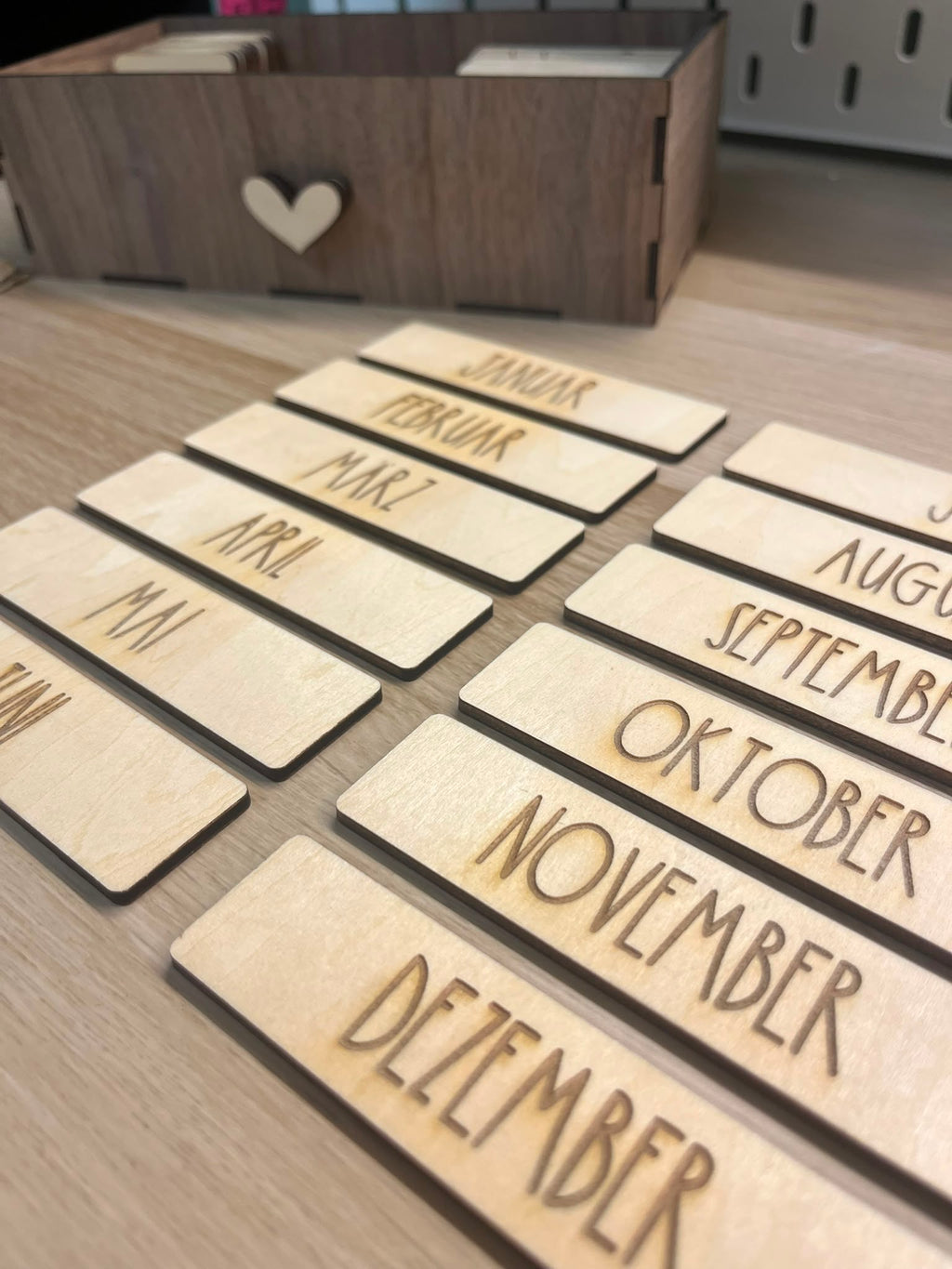 Lernkalender aus Holz für Kinder mit Datum, Wochentag, Wetter und Jahreszeiten
