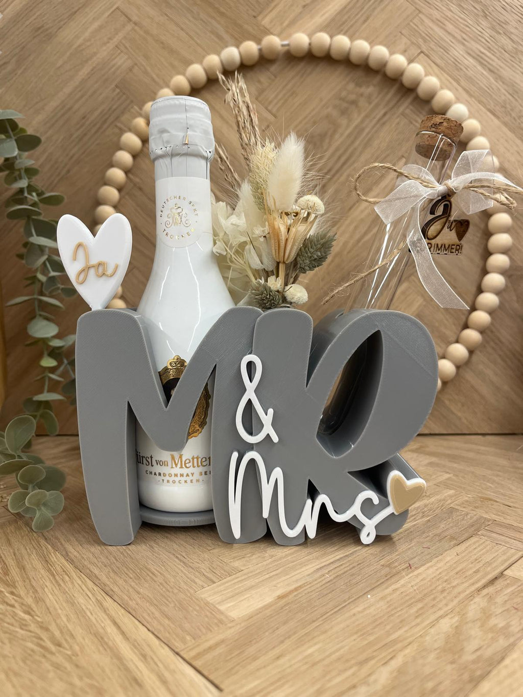 Gutscheinhalter „Mr. & Mrs“ mit personalisiertem Holzanhänger – Ansicht 4
