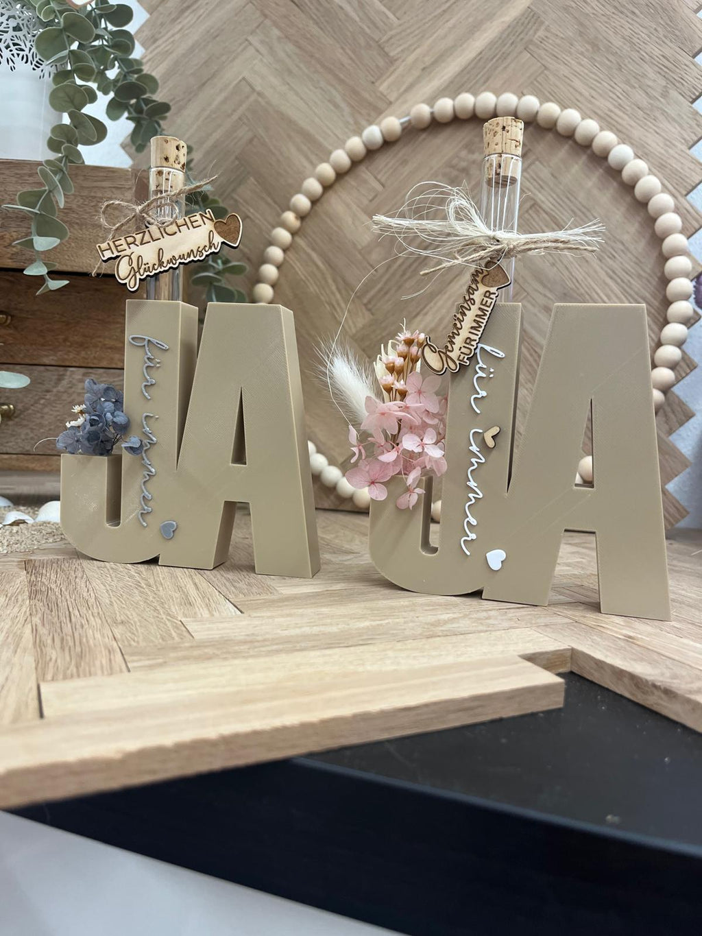„JA“-Aufsteller zur Hochzeit mit Reagenzglas, Trockenblumen und Holzanhänger