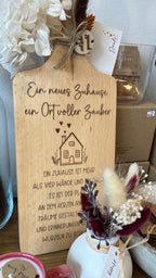 Holzbrett „Ein neues Zuhause“ mit Gravur – Ansicht 2