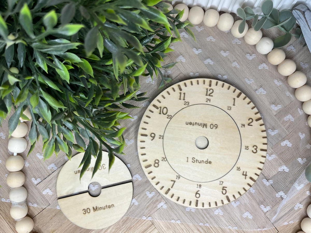 Lernuhr aus Holz mit Minuten-Scheiben zum Uhrzeit lernen