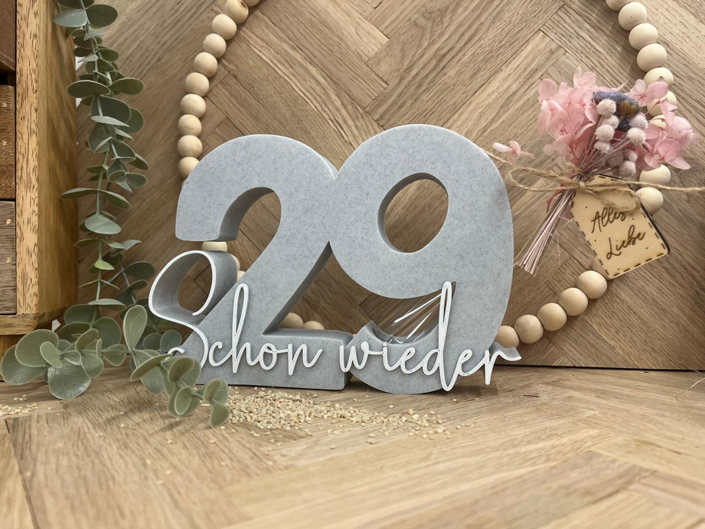 Geburtstagszahl aus dem 3D-Druck mit Trockenblumen